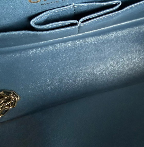 Image 1 of Chanel 2.55 Reissue 225 - 24 cm Caviar trapuntato blu con finiture dorate Serie 23