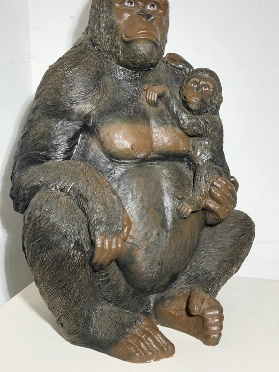 Escultura de gorila con cría – Estatua decorativa de animal de gran tamaño – 120 × 90 cm (photo 3 of 10)