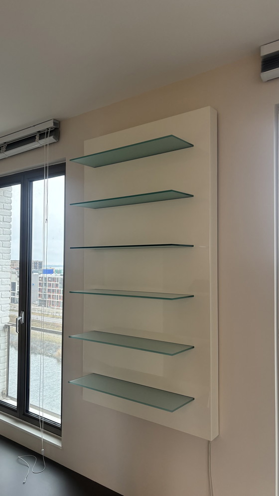 Image 1 of Stilvolles Wohnwandschrank mit Glasböden