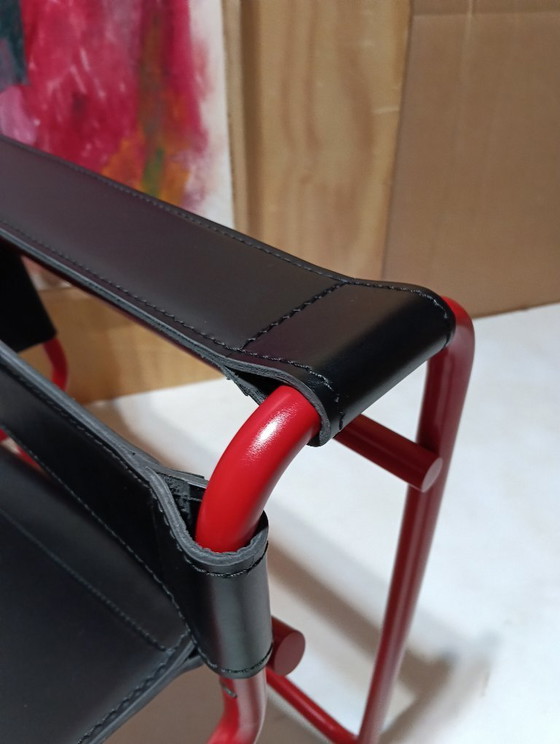 Image 1 of Bolso Knoll Wassily B3 rojo mate, nuevo-usado, en piel negra, de Marcel Breuer.