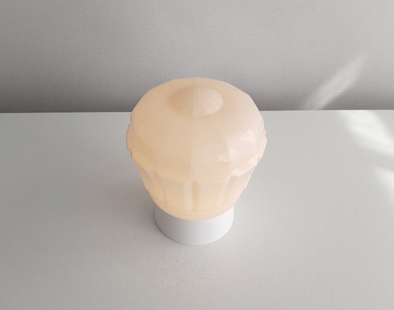 Image 1 of 1 van 3 oud roze glazen plafondlampen van Thabur in Den Haag, medium variant, art deco lamp glazen bol; NOG 3 BESCHIKBAAR
