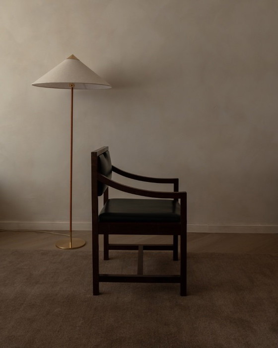 Image 1 of Poltrona vintage in legno e similpelle skai nera, stile scandinavo