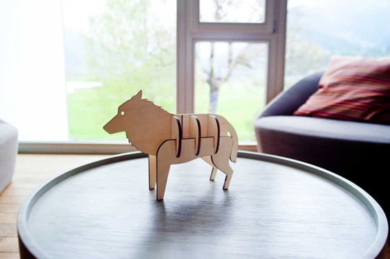 Image 1 of Wolfsdekoration aus Holz von Ulap Design