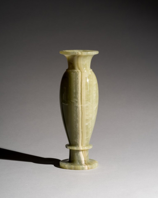 Vaso in marmo onice verde neoclassico lucidato vintage, eleganza moderna di metà secolo