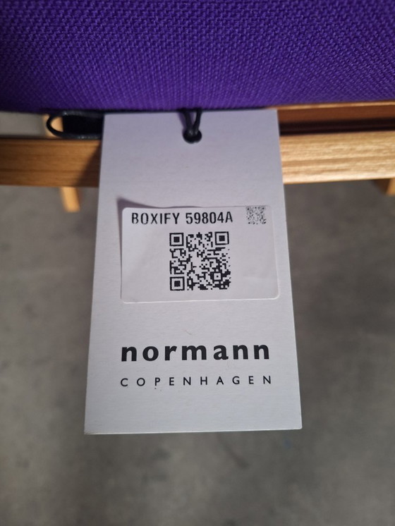 Image 1 of Fauteuil bas Normann Copenhagen – Tissu Main Line, violet, pieds en chêne