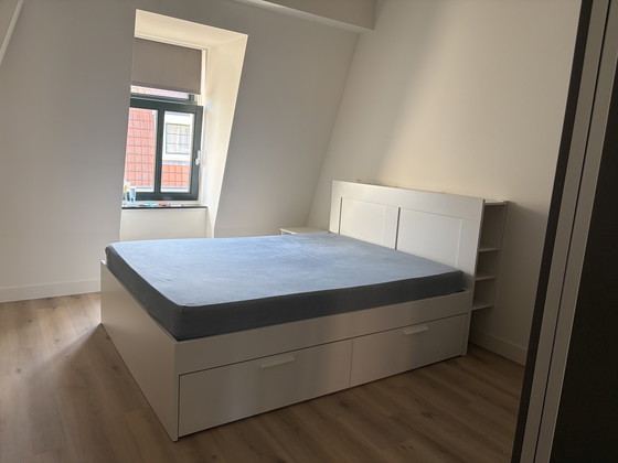 Image 1 of Lit double avec 4 grands tiroirs et table de chevet