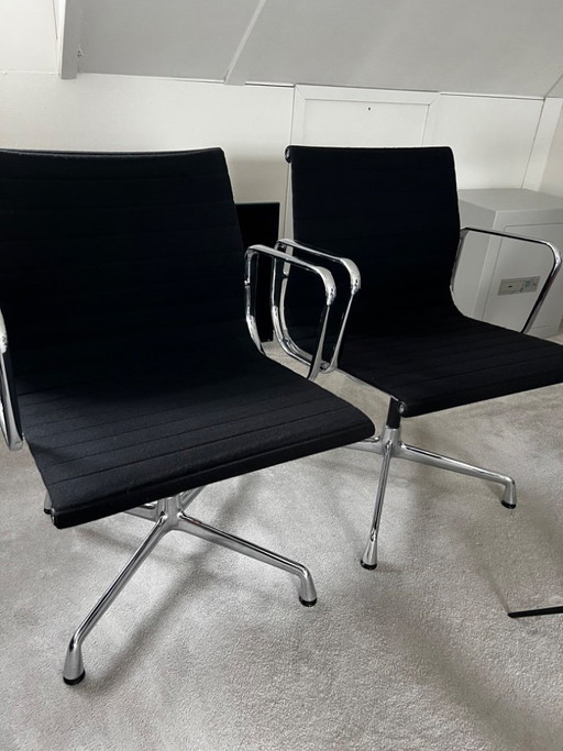 2x Vitra EA108 (conferentie) stoelen