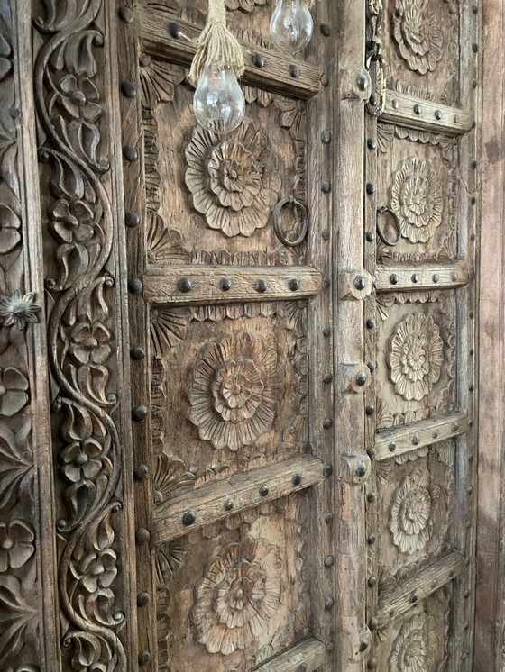 Image 1 of Antigua puerta de madera tallada a mano – Probablemente de Sulawesi