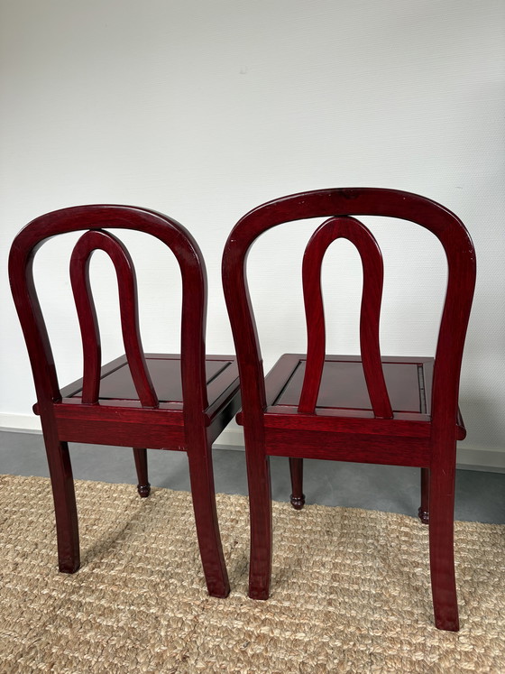 Image 1 of Ensemble vintage/antique de chaises d'enfant chinoises en bois laqué rouge vin, hauteur 72 cm