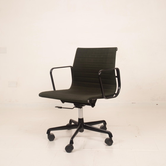 Charles & Ray Eames Zwart Aluminium Bureaustoel, eind 20e eeuw, voor ICF – Bureaustoelen, Metal, Modern (photo 5 of 20)