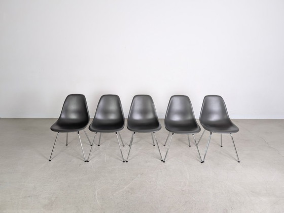 Image 1 of Set originale di 5 pezzi di sedia laterale Vitra Charles & Ray Eames, grigio