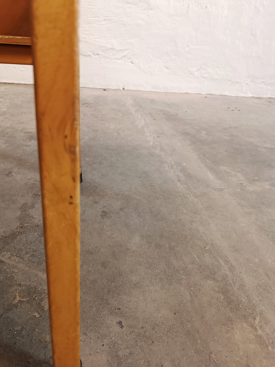 Image 1 of Scrivania vintage di piccole dimensioni, in legno e laminato.