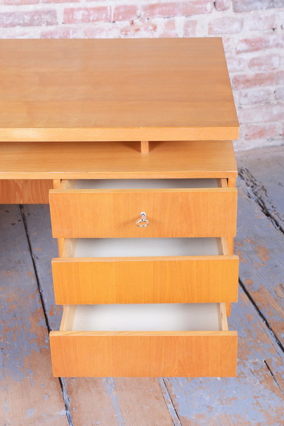 Scrivania Mid-Century restaurata, Frassino, Lucidatura rinnovata, Ceca, anni '60 – Scrivanie, Legno, Cromo (photo 11 of 13)