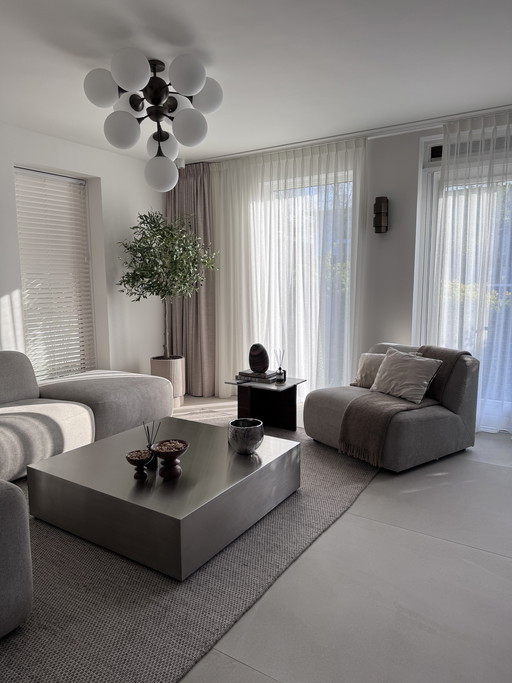 Table basse en acier inoxydable - Dimensions : 120 x 120 cm, hauteur : 30 cm