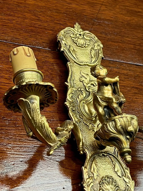 Een paar wandlampen in Lodewijk XV-stijl. Massief verguld brons. – Bronze (photo 8 of 10)