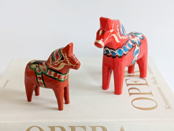 Image 1 of Set van 2 vintage Zweedse Dala-paardjes van hout, handgeschilderd, Scandinavisch decoratief cadeau.