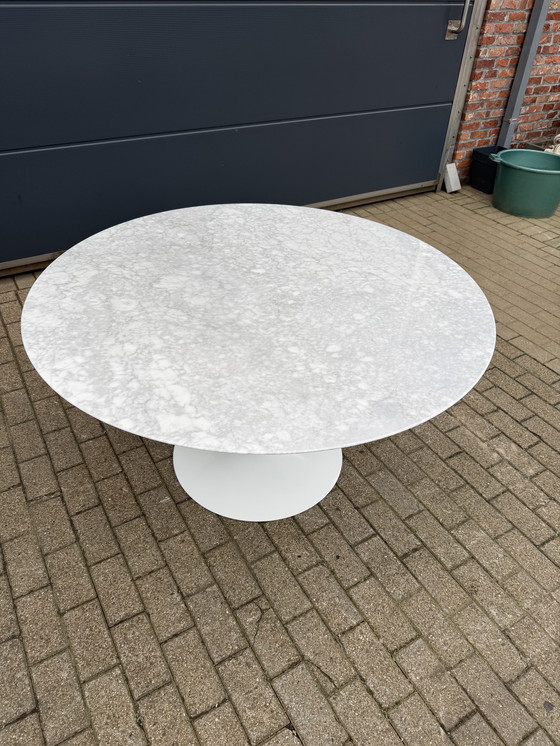 Image 1 of Original round Knoll Tulip dining table (152cm) in Carrara marble, Eero Saarinen