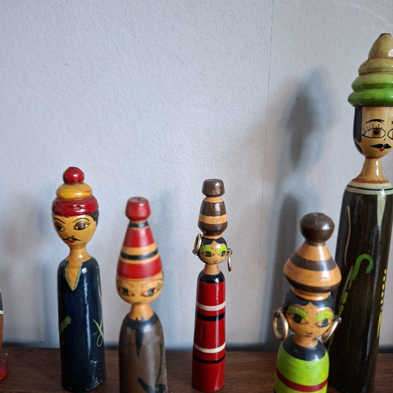 Image 1 of Poupées égyptiennes vintage en bois sur fuseau des années 70. 19 pièces.