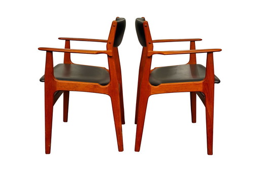 Ein Satz von 5 Dyrlum-Esszimmerstühlen (Teakholz und schwarzer Vinylpolsterung)