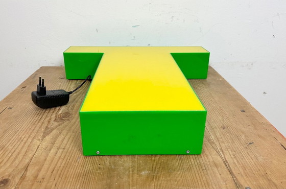 Image 1 of Lettre T lumineuse jaune vintage, années 1970