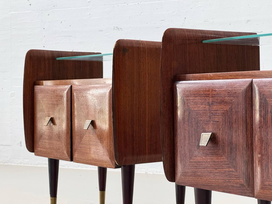 Image 1 of Ensemble de 2 tables de chevet en acajou de style milieu du siècle avec plateaux en verre, années 1960