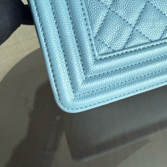 Image 1 of Chanel Boy Medium - Caviar 25CM Gewatteerd Blauw Goudkleurige Hardware 25