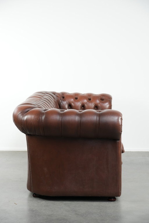 Sofá Chesterfield inglés de 2,5 plazas, de cuero de vaca marrón vintage.