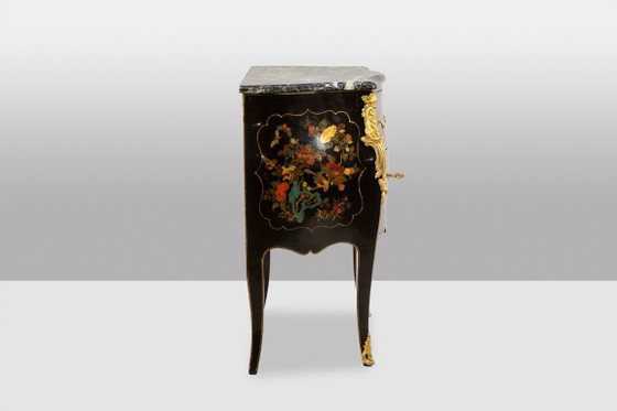 Image 1 of Commode sauteuse de style Louis XV en laque. Années 1950.