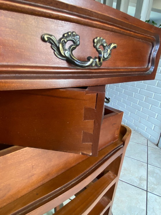 Image 1 of Zwei Nachttische im Stil Louis XV mit Schubladen und einer Nische