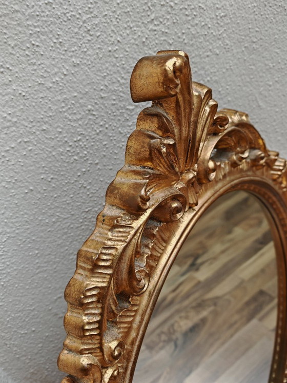 Image 1 of Ovale spiegel met gouden houten lijst uit een nalatenschap