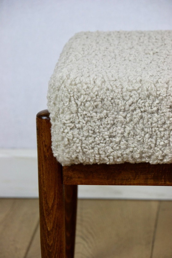 Image 1 of Edmund Homa Hocker, Sitzfläche aus cremefarbenem, elfenbeinfarbenem Bouclé-Leder, langer Lammfellflor. Ähnliche Modelle.