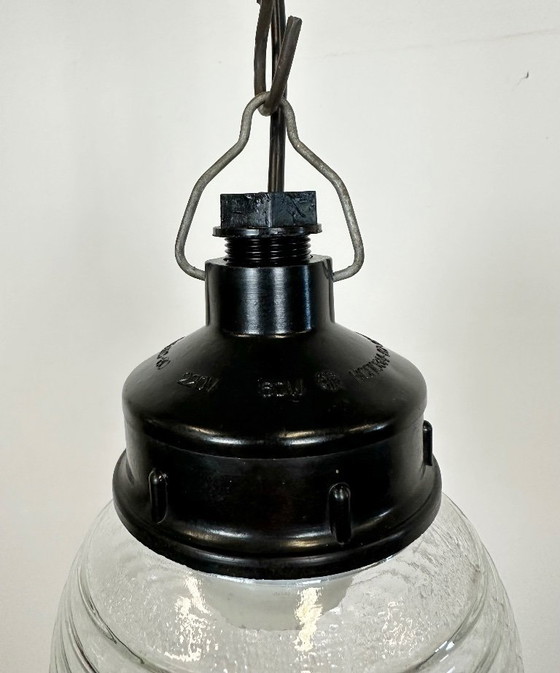 Image 1 of Lampada a sospensione industriale in bachelite con vetro rigato, anni '70