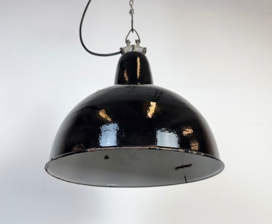 Image 1 of Industriële zwarte geëmailleerde fabriekslamp met gietijzeren bovenkant, jaren 50