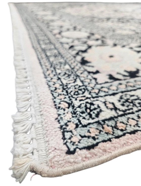 Image 1 of Handgeknüpfter orientalischer Seidenteppich aus Kaschmir, rosa Medaillonmuster, 177 x 280 cm