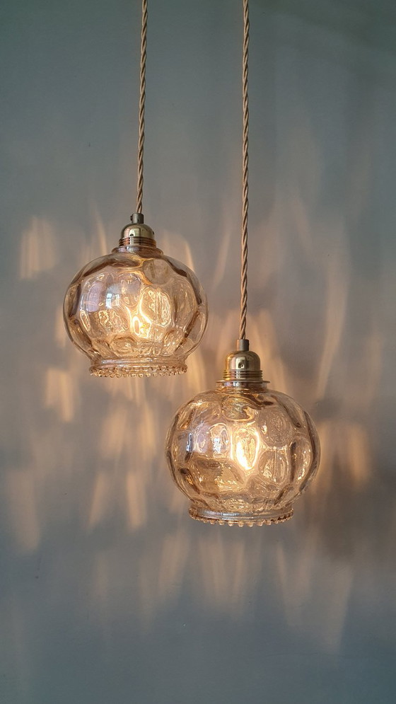 Set vintage di lampade a sospensione color ambra con vetro testurizzato – Metal (photo 3 of 16)