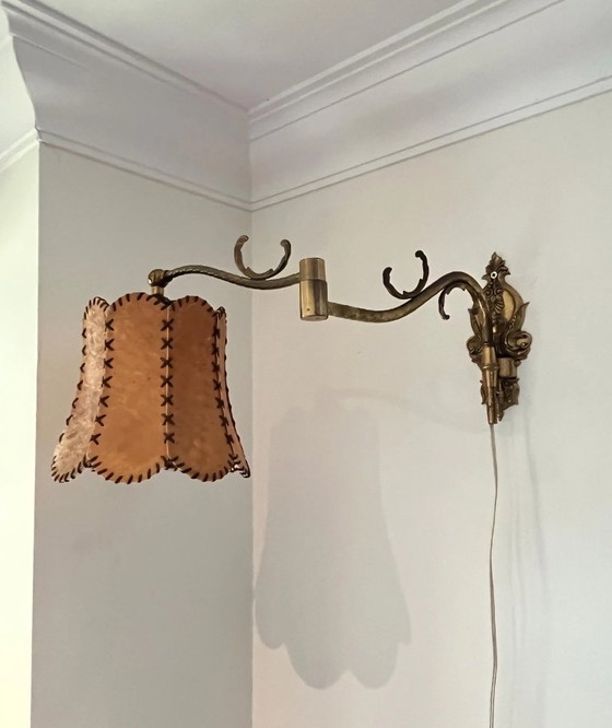Image 1 of Vintage brass wall lamp with leather shade – adjustable arm (32–70 cm) – mid-century reading lamp