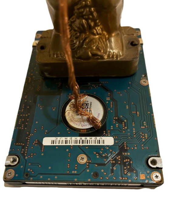Walter Geraci – Piss on the Future – Bildhauerei, Metal, Gold (photo 5 of 8)