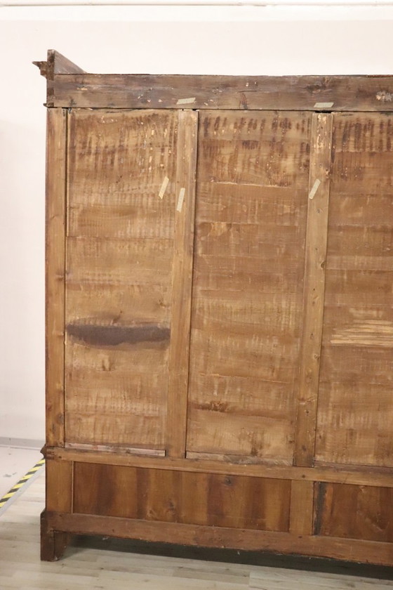 Image 1 of Zeer grote kledingkast met 4 deuren, gemaakt van massief walnotenhout, Italië, midden 19e eeuw.