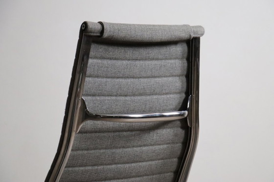 Early edition Eames EA124 Aluminium Group Lounge Chair by Herman Miller, 1970s – Swivel chairs, Vintage (photo 14 of 16)