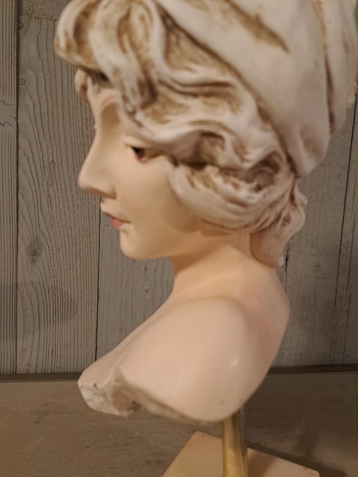 Barocke Büste einer französischen Frau mit Hut: Marmorsockel