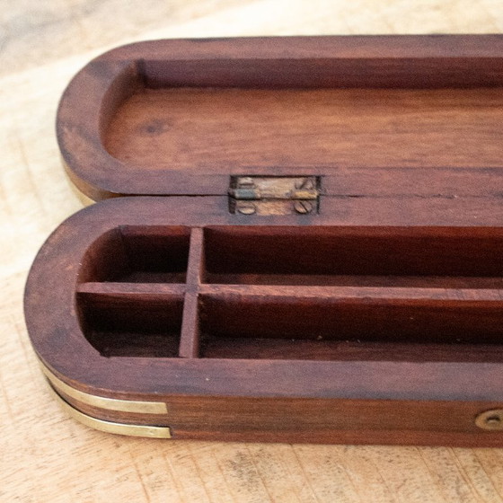 Image 1 of Portapenne vintage in ottone e legno: allungato, elegantemente decorato, in stile antico da ufficio.