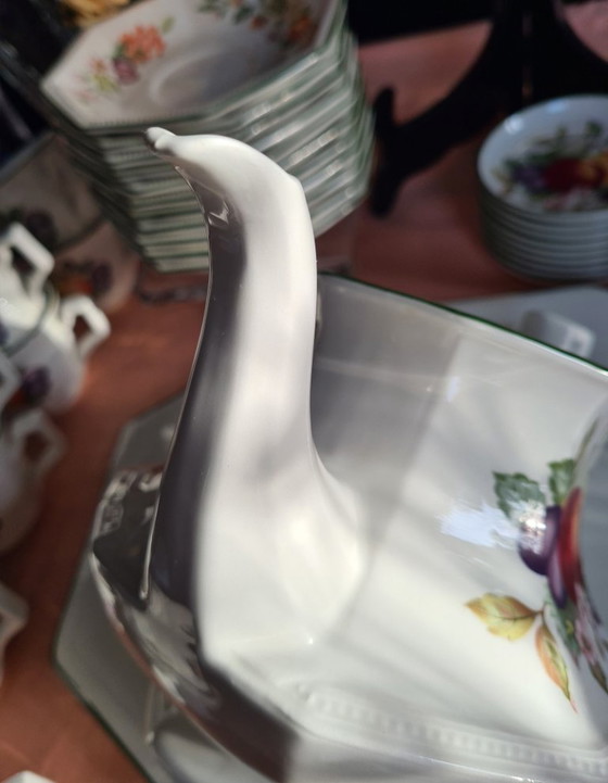 Image 1 of Servizio da tè e torta alla frutta fresca Johnson Brothers England con piatto da portata e petit four.