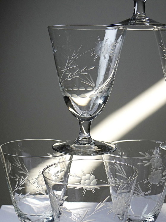 Image 1 of 8 verres à vin cristal gravé à la roue décor végétal, Bohême, début XXe