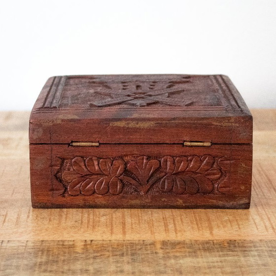 Scatola in Legno Vintage Intagliata a Mano con Decorazione a Mulino a Vento – Oggetti decorativi, Wood (photo 4 of 10)