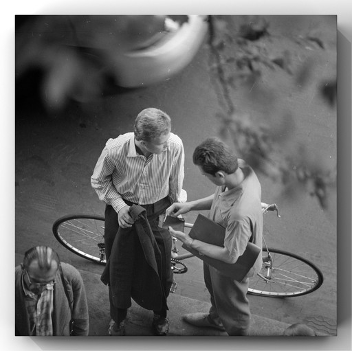 1X Fine Art Print Square | Handelaren En De Racefiets, 1965