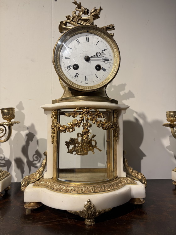 Set di orologio francese con pendolo in vetro e 2 candelabri. – Glass, Marble (photo 5 of 8)