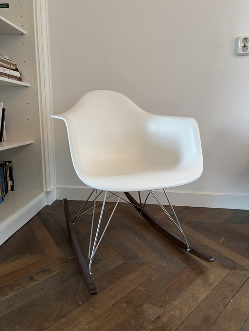 Silla mecedora Vitra Eames RAR, blanca, cromada, madera de arce