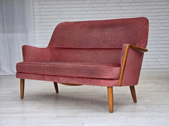 Image 1 of Schwedisches 2-Sitzer-Sofa aus den 1970er Jahren, rosa Möbelvelours, Buchenholz.