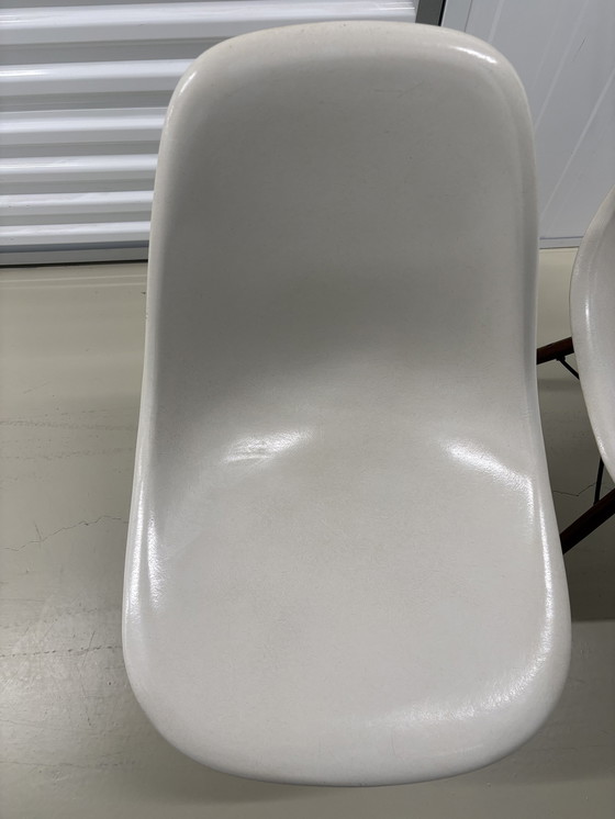 Image 1 of 2 sillas laterales de fibra de vidrio Eames Miller DSW, blancas