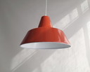 Louis Poulsen oranje emaille hanglamp, minimalistische industriële deense hanglamp, mid century modern eettafel lamp